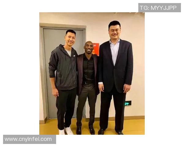 姚明身穿白衬衣展现优雅气质引发球迷热议与时尚界关注